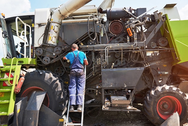 combine-machine-service-mechanic-repairing-motor-outdoors_146671-19069 combine-machine-service-mechanic-repairing-motor-outdoors_146671-19069