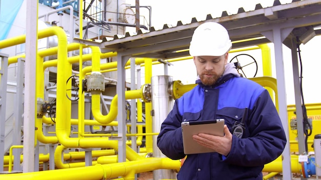 man-inspector-using-digital-tablet-gas-station_867394-131 man-inspector-using-digital-tablet-gas-station_867394-131