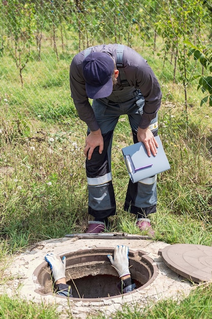plumbers-repair-pipes-well-man-climbed-into-well-inspect-service-water-supply_326821-8020 plumbers-repair-pipes-well-man-climbed-into-well-inspect-service-water-supply_326821-8020