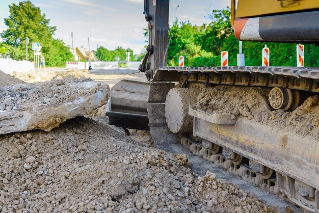 tractor-steel-tracks-road-works-road-repair-small-townclose-up_334782-11635 tractor-steel-tracks-road-works-road-repair-small-townclose-up_334782-11635